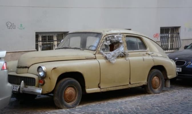 У Львові на покинутих авто розміщують наліпки з попередженням