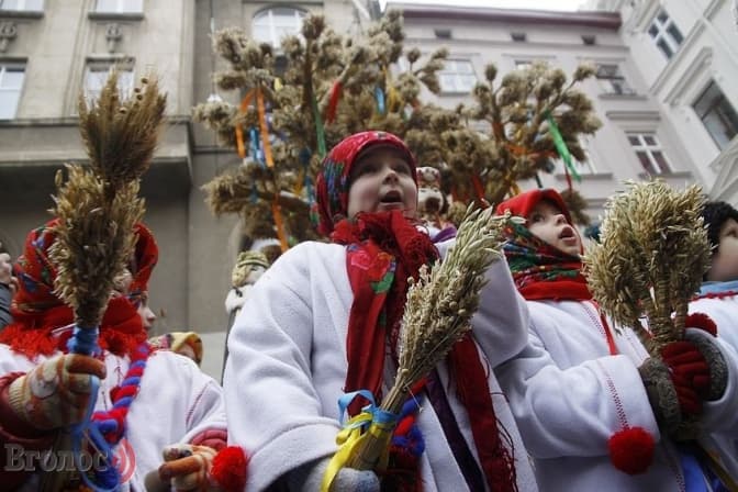 Фото дня у Львові: у місті встановили різдвяного Дідуха