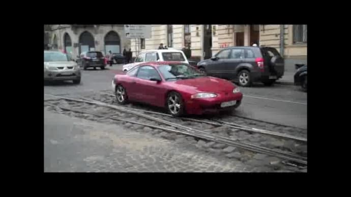 У центрі Львова бруківка перешкоджає руху автомобілів