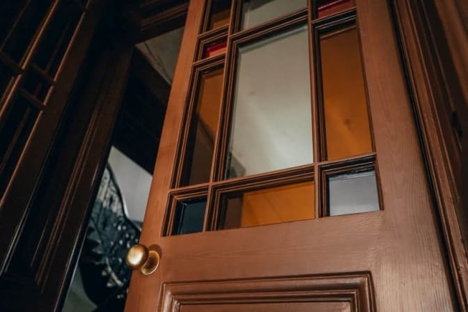 У Львові відновили «двері-ковбойки» на вулиці Поповича. Фото