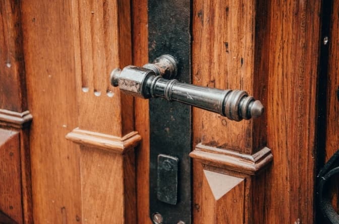 Дорогою на Високий Замок у Львові відновили історичну браму. Фото до і після