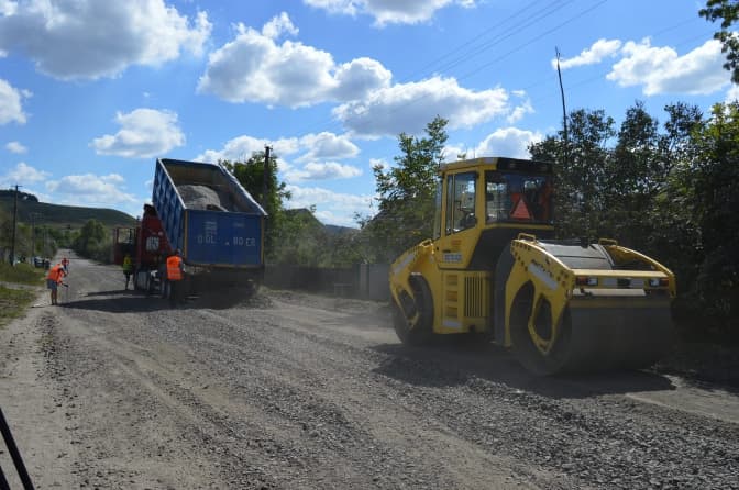 На Львівщині завершують ремонт дороги місцевого значення
