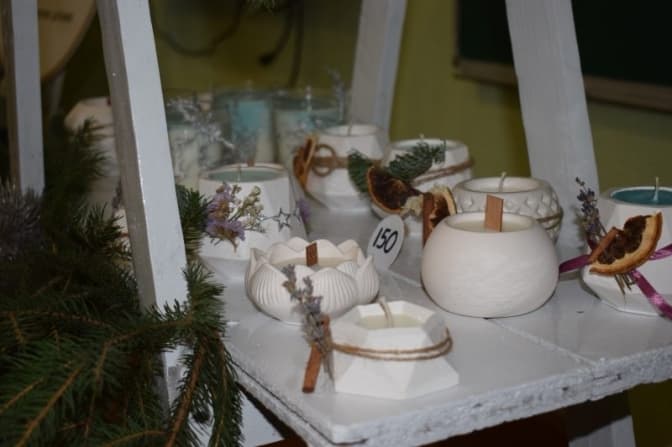 Учні гімназії на Львівщині створили соціальне підприємство з виготовлення свічок