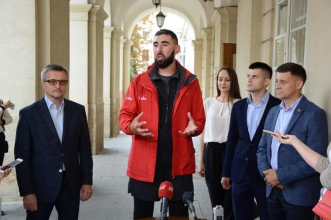 До Львова завітав Ніко Амірґулашвілі, який планує пішки подолати 2000 кілометрів