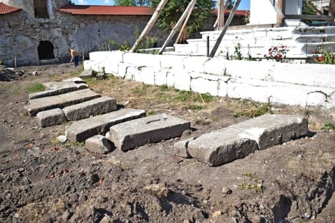 Під час реставрації монастиря на Львівщині зруйнували давні поховання. Фото