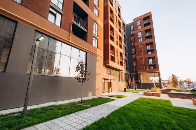 Ніби потрапляєш в інше місто. У Львові створили житловий комплекс зі своїм ритмом життя