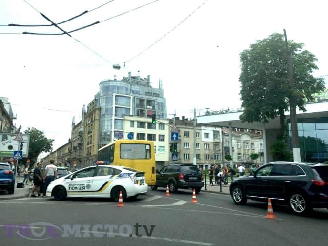 Ситуація на дорогах: через ДТП виник затор на Проспекті Чорновола