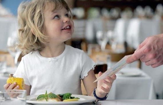 У МОЗ розповіли, як працюватимуть кафе та ресторани, коли їм дозволять відкрити зали