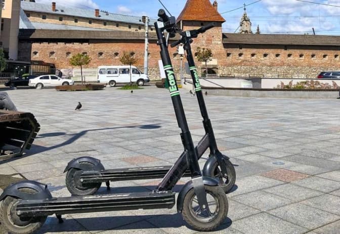 У Львові затвердили місця, де паркуватимуть електросамокати