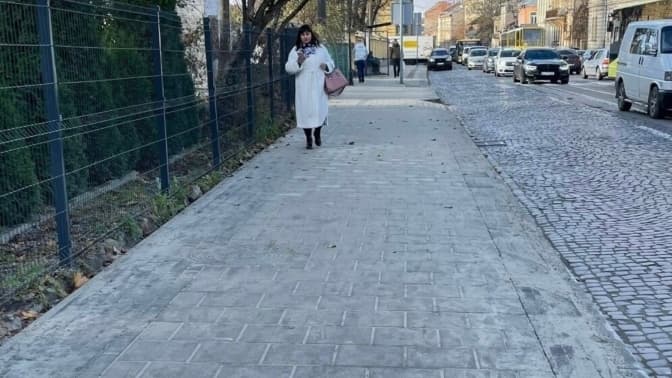 У Львові тротуар на зупинці біля медичного закладу зробили доступним