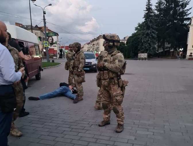 Терориста, який захопив заручників у Луцьку, затримали правоохоронці. Оновлено