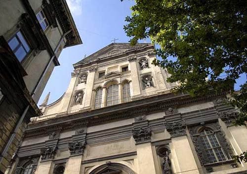 У Львові біля храму ДАІшники оштрафували авто з бронежилетами для військових. Оновлено