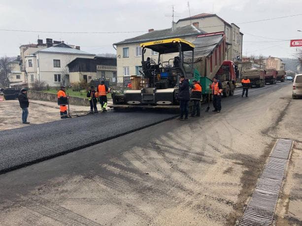 На Львівщині ремонтують дорогу до Рогатина. Фото