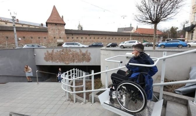 У підземному переході в центрі Львова встановили підйомники для людей з інвалідністю