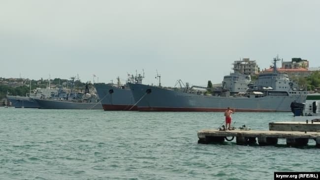 Росіяни вивели у Чорне море п’ять великих десантних кораблів