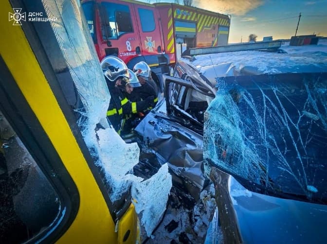На Київщині сталася ДТП за участю шкільного автобуса: в салоні було 19 дітей
