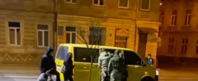 Працівників ТЦК, які насильно заштовхали в бус цивільного, покарають у Львові