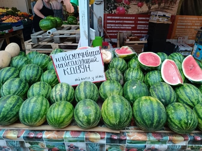 У Львові стартував сезон кавунів: звідки привезли, яка ціна та де купити