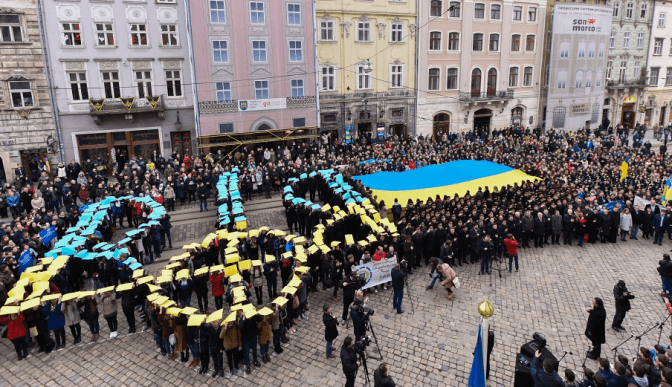 Фото дня: понад 1000 львів’ян взяли участь у патріотичному флешмобі