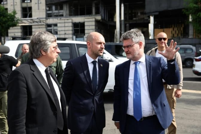 Глава МЗС Франції прибув до Києва і розпочав візит з огляду наслідків російської атаки