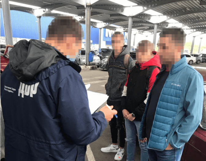 Головних ревізорів податкової на Львівщині затримали на хабарі. У Податковій проводять обшуки