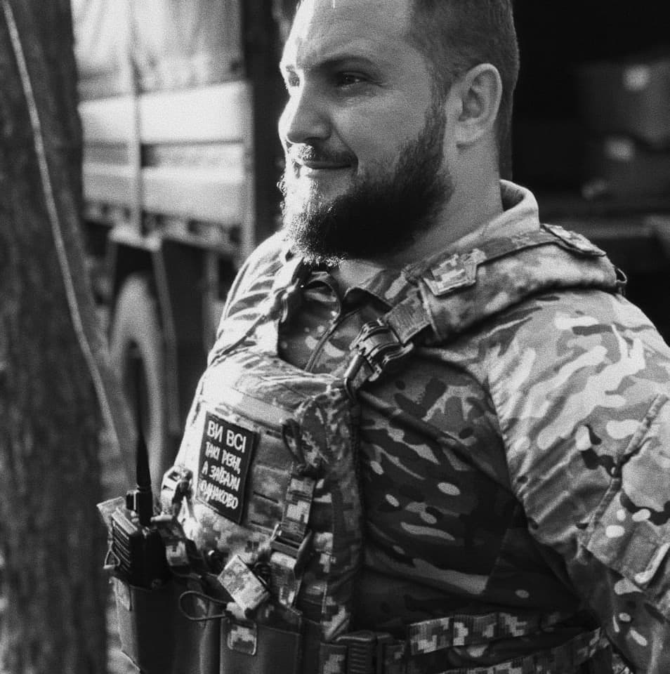 Книга з підписом загиблого Героя. У Львові прощаються з військовим і збирають допомогу для його сім'ї