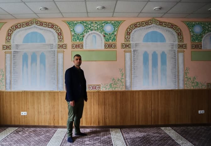 Між паранджею та вишиванкою