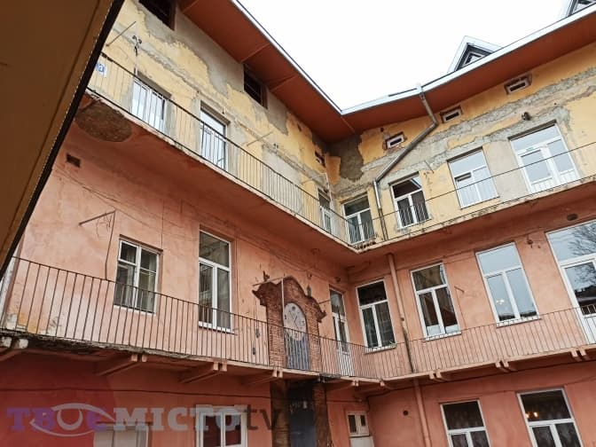 Як живеться під дахом Першого театру