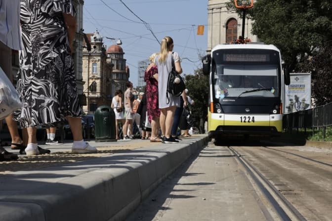 Трамвайну зупинку на центральній площі у Львові зробили доступною