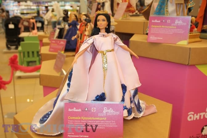 У Львові триває виставка ляльок Барбі в образах відомих українок. Фото