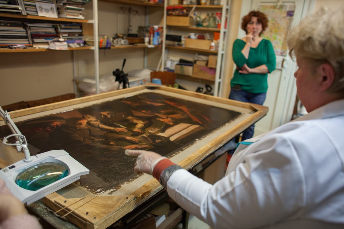 У білих халатах і з рентгеном. Як працюють львівські реставратори