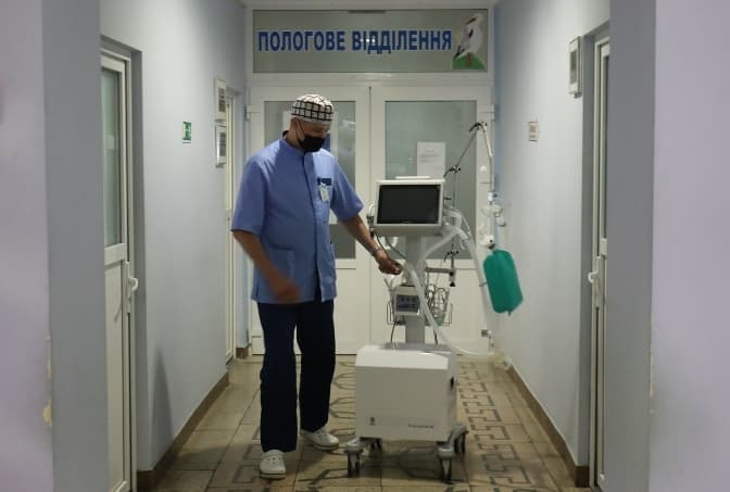 Благодійний фонд «Рідні» і ОККО Group передали апарати ШВЛ опорним лікарням Львова й області