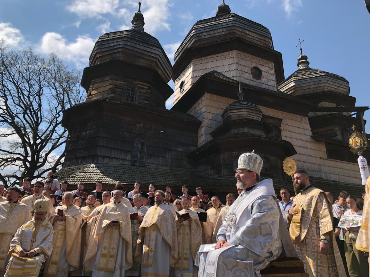 На Львівщину прибув Блаженніший Святослав, щоб освятити церкву та давній іконостас. Фото