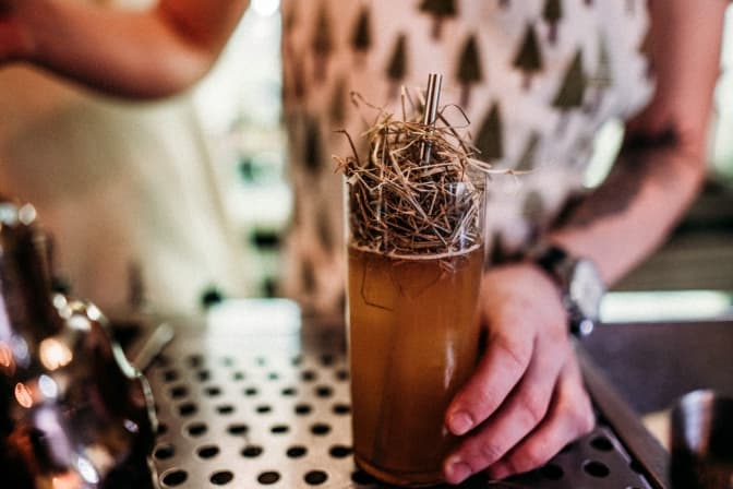 «Голка в сіно». Як львівський коктейль-бар садить дерева в місті і переборює карантин