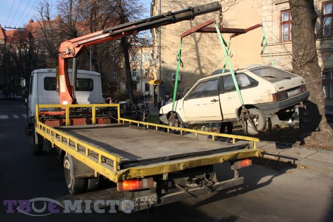 У Львові почали евакуйовувати покинуті авто. Фото. Інтерактивна мапа