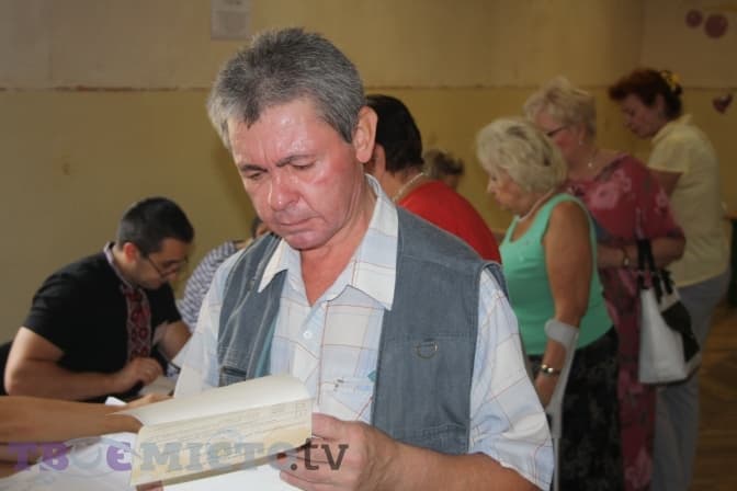 Львів’яни голосують за новий парламент. Фото