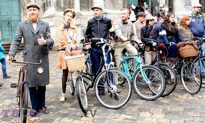 Батяри на роверах організували велозаїзд Львовом