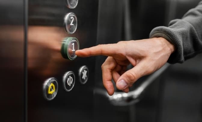 Що робити, якщо застрягли в ліфті. Алгоритм дій