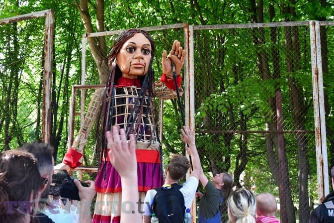 До Львова приїхала 3-метрова лялька Амаль, яка є символом дітей-біженців. Фото, відео