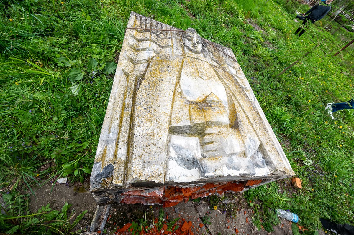 На Львівщині знесли ще один радянський пам'ятник. Фото