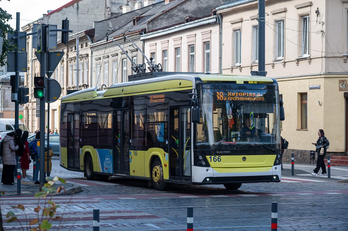 У Львові збільшать кількість транспорту до кладовищ у поминальний день