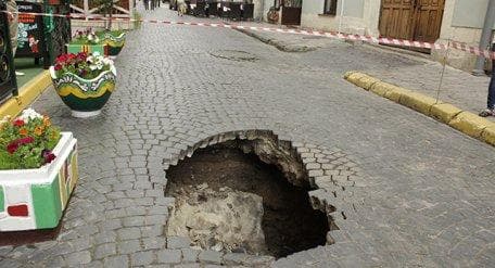 У Львові на Вірменській провалилась бруківка. Фото