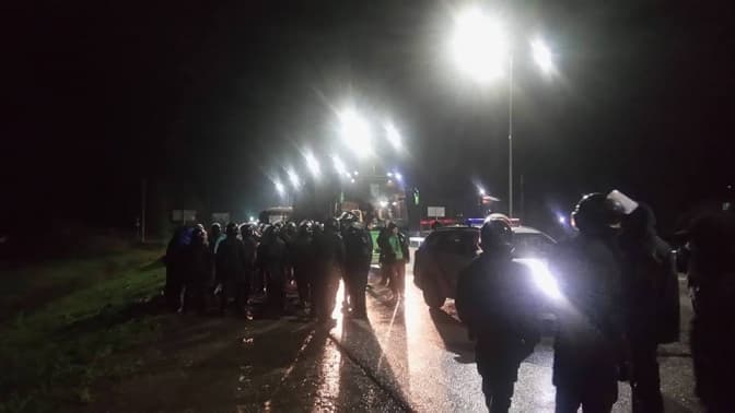 Обурені фани «Карпат» зупинили автобус команди під Львовом. Бійки не було