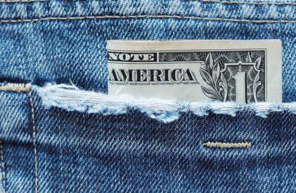 Львів'яни можуть виграти премію за знайдену у ЗМІ джинсу