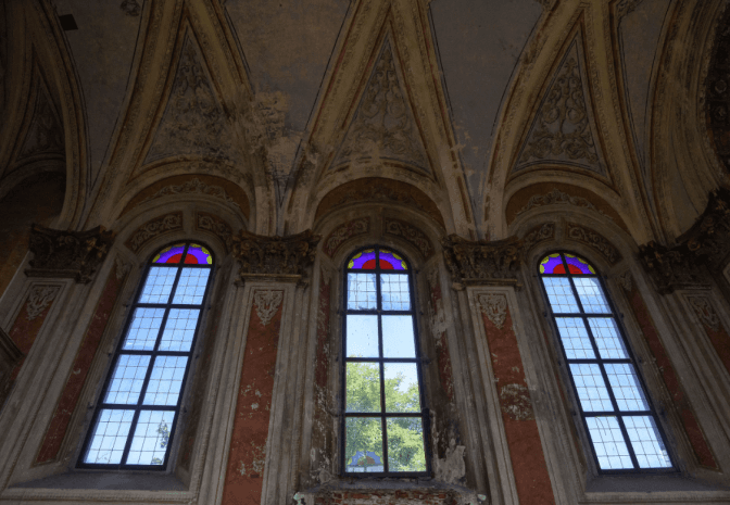 Численні поховання у криптах собору. У храмі Різдва Богородиці у Комарно тривають археологічні роботи