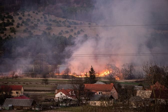 На Львівщині селяни самі затримали палія сухої трави. Відео