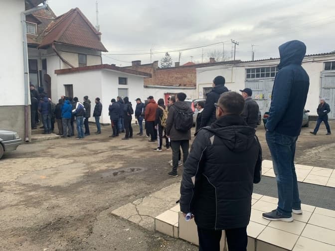 Фото черги на запис у тероборону Львівщини