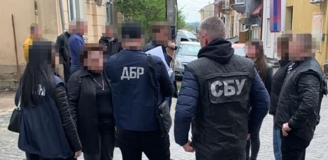На хабарі затримали ще одну інспекторку податкової Львівщини