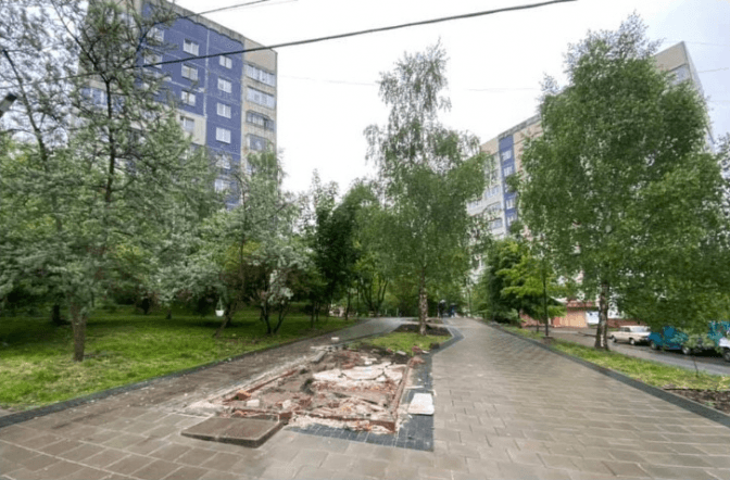 На вулиці Вернадського демонтували МАФ, який стояв на пішохідній доріжці. Фото