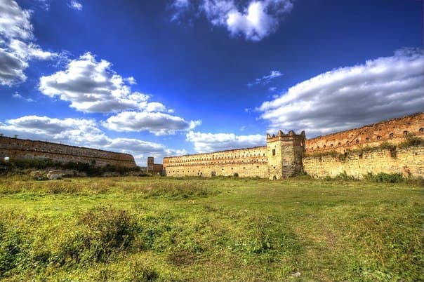 Куди поїхати на вихідні зі Львова: до «замку біля колії»